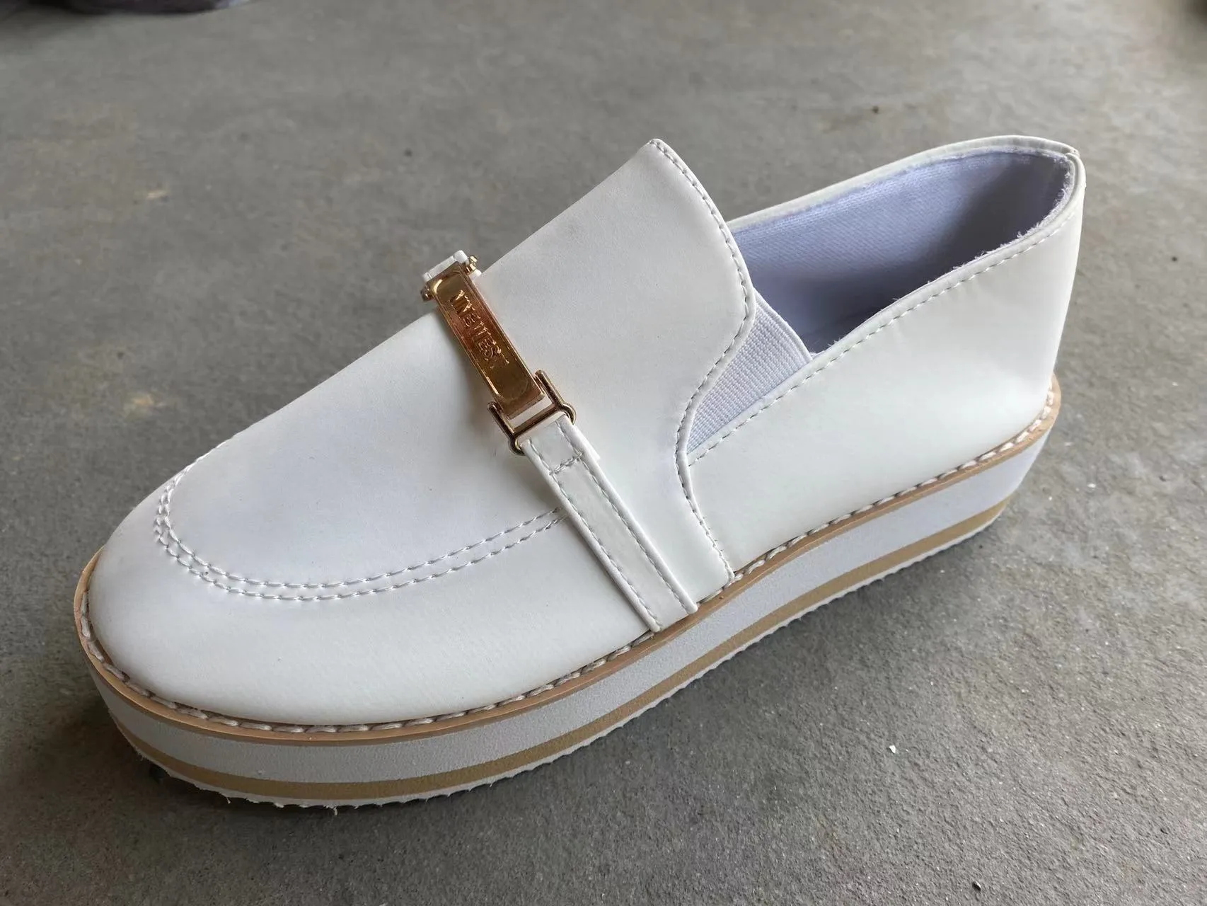 Women's black slip-on flat platform sneakers with round toe and low heel
