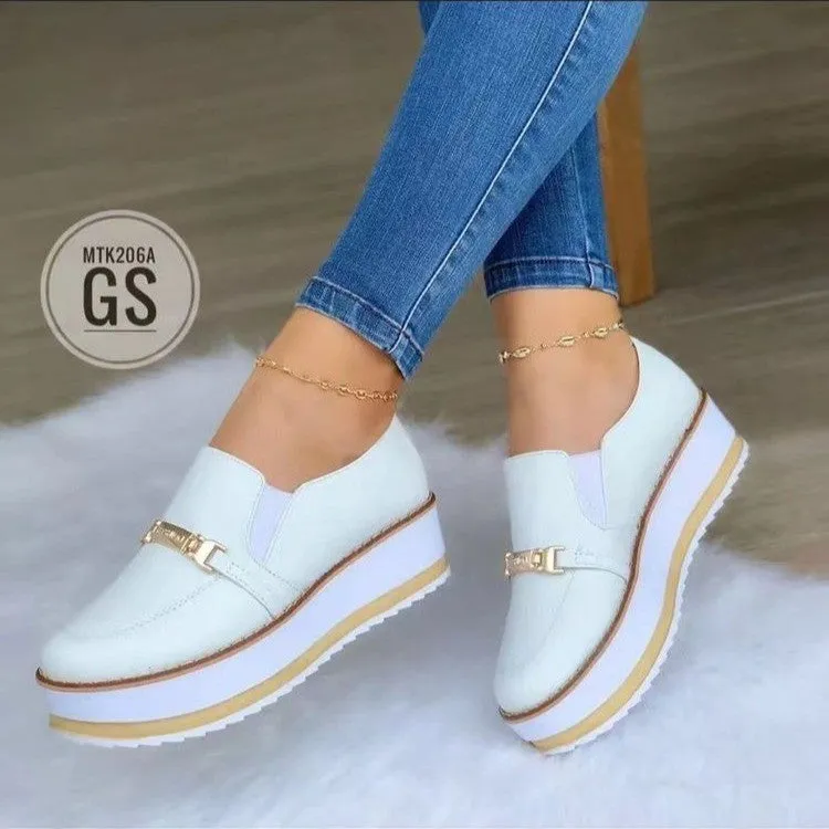 Women's black slip-on flat platform sneakers with round toe and low heel