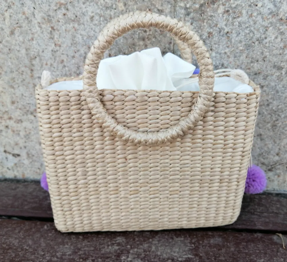 Women's straw handbag with hydrangea letter embroidery, drawstring closure, horizontal square shape, photo colour, no straps