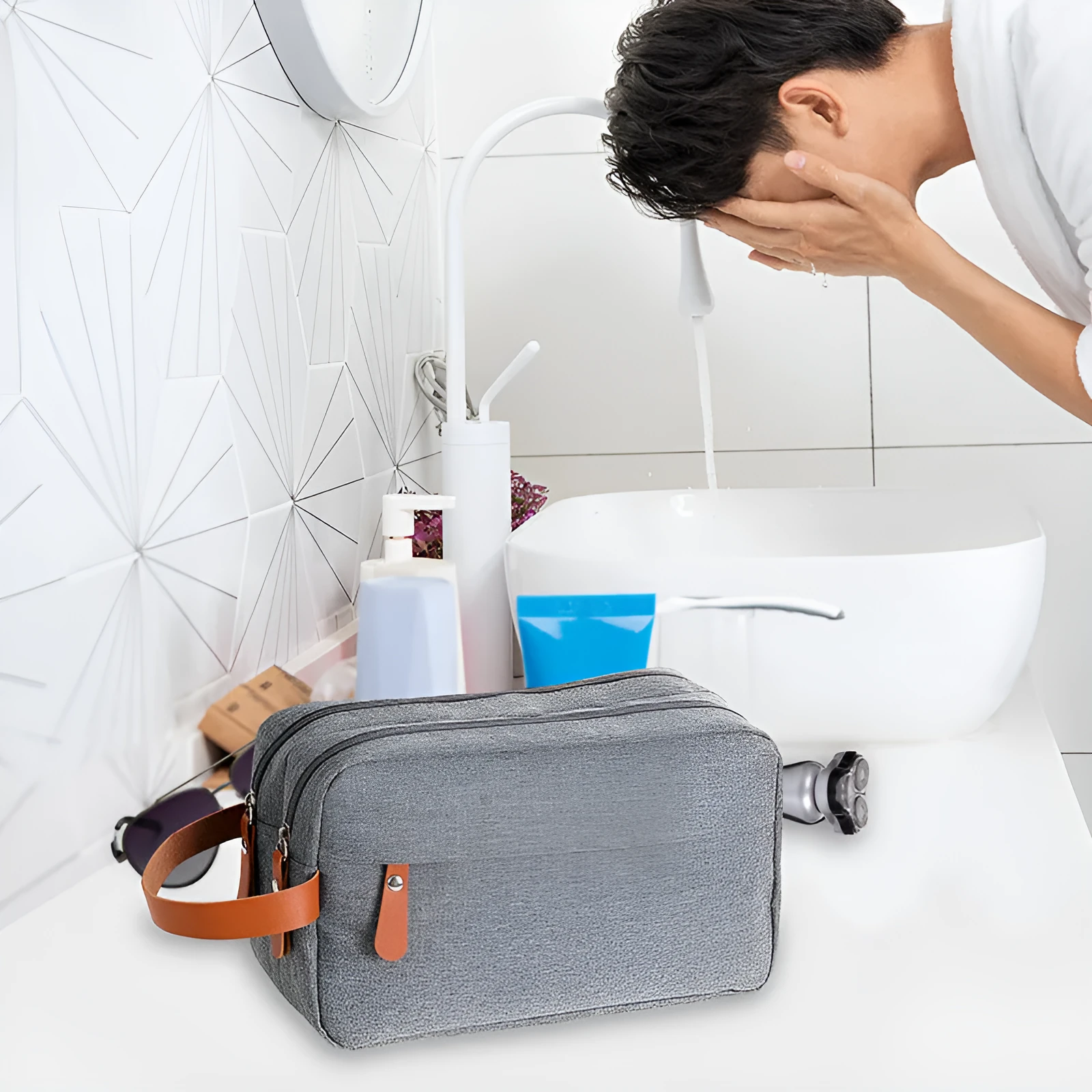 Men's polyester toiletry bag with sealed closure in gray colour, 25x15x10cm size for travel storage