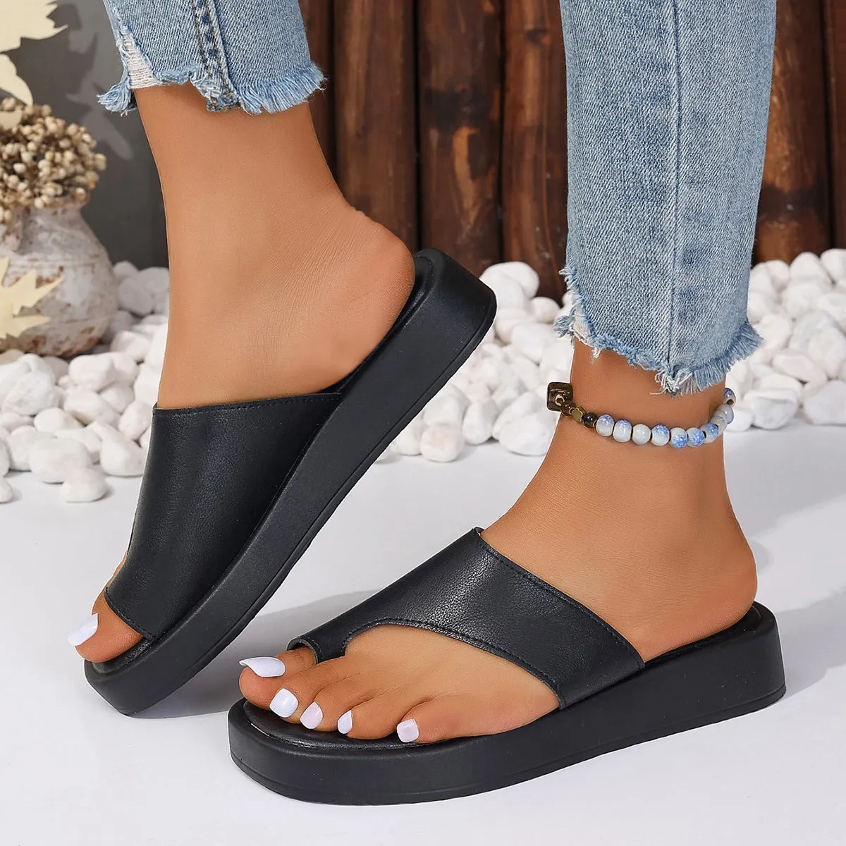 Women's thick-soled clip toe flat slippers in black with round toe and PU upper