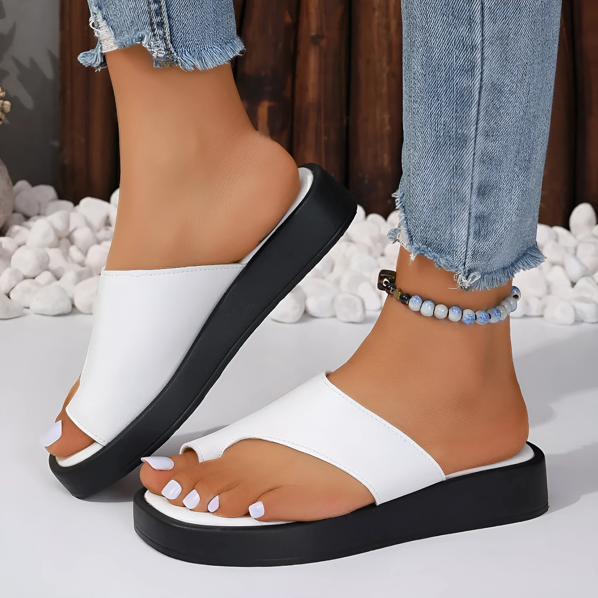 Women's thick-soled clip toe flat slippers in black with round toe and PU upper