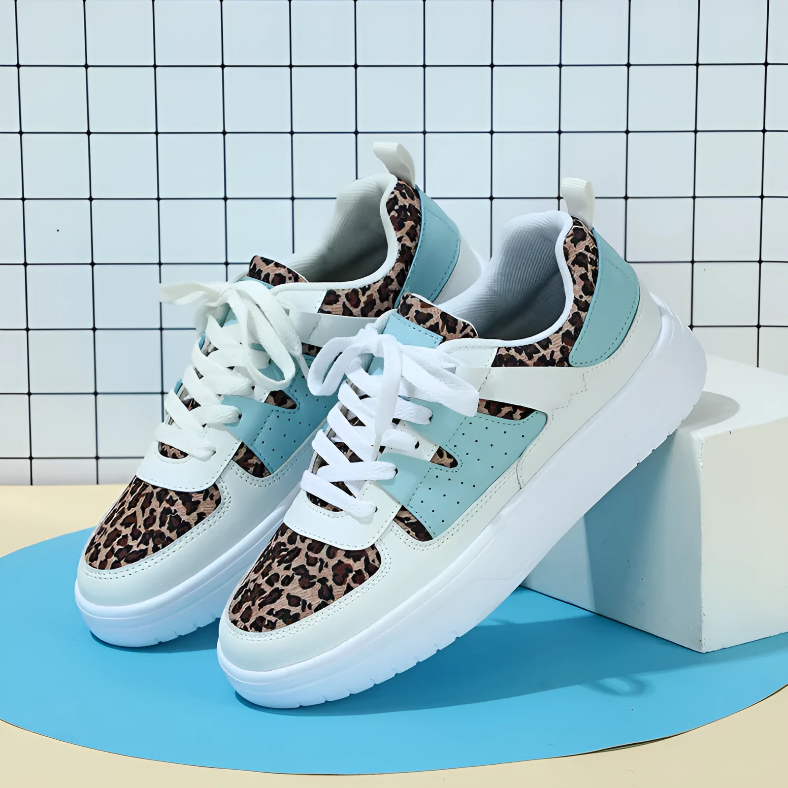 White leopard pattern platform sneakers with soft bottom, mid heel 3-5CM, and lace-up closure
