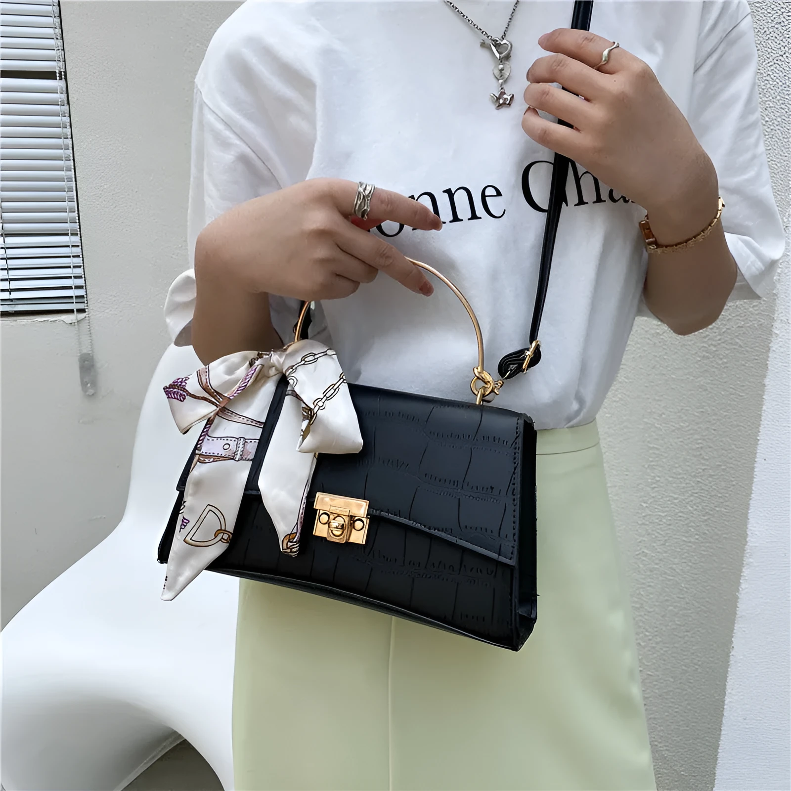 PU leather crossbody bag in solid colour with crocodile pattern and sewing line, 25x15x9.5cm size, white background