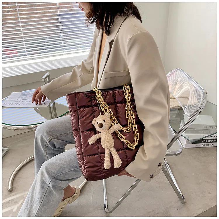 Thick chain tote bag for women in black with zipper closure and single shoulder strap, vertical shape
