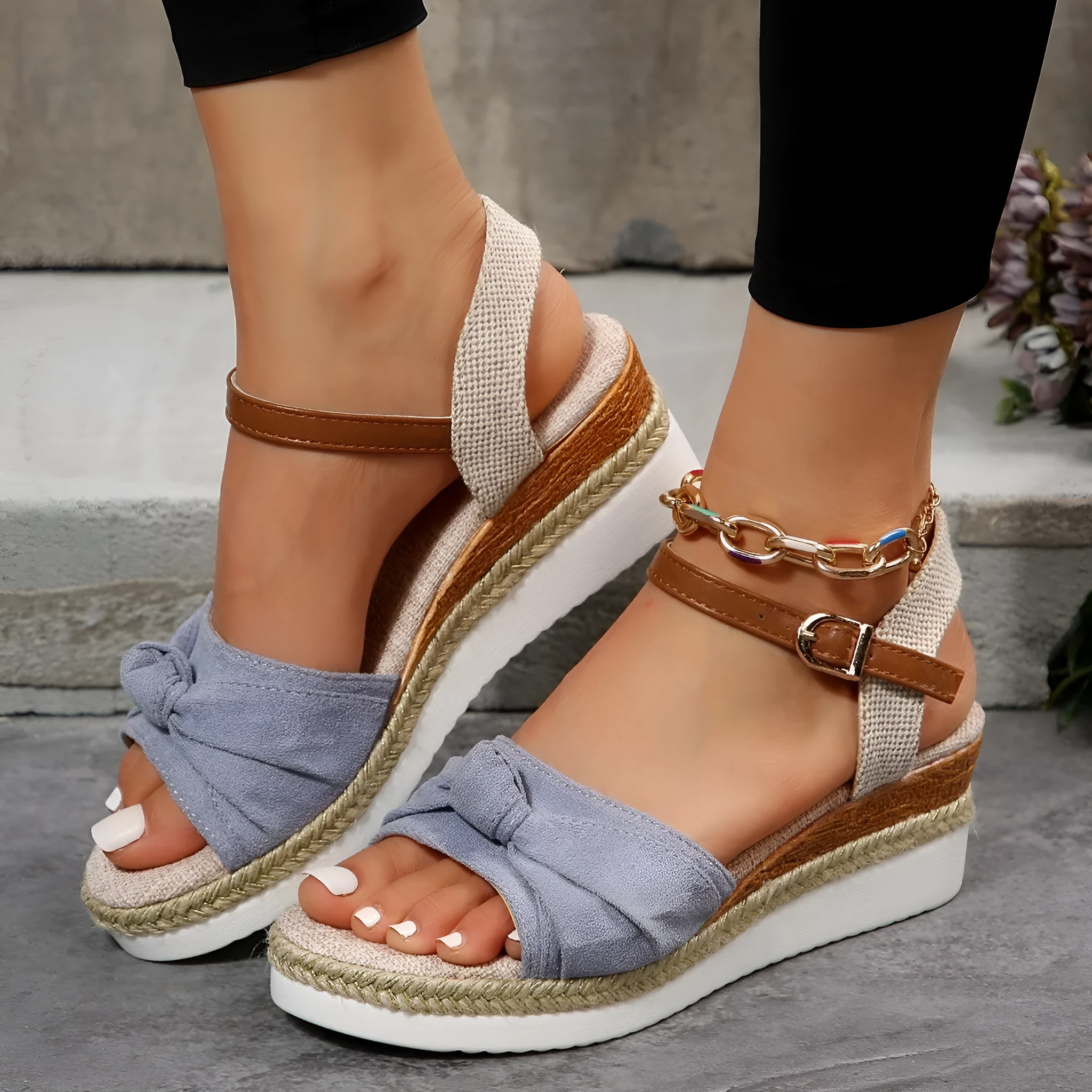 New thick-soled bow sandals for women with fabric upper, buckle fastening, and wedge sole in khaki colour