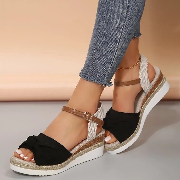 New thick-soled bow sandals for women with fabric upper, buckle fastening, and wedge sole in khaki colour