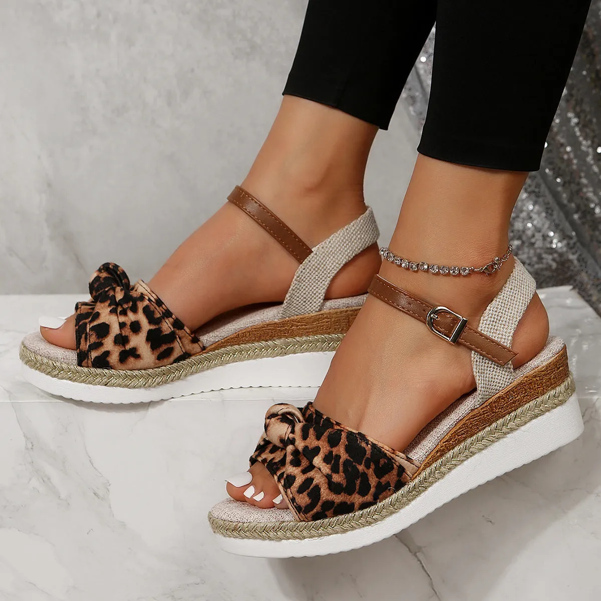 New thick-soled bow sandals for women with fabric upper, buckle fastening, and wedge sole in khaki colour