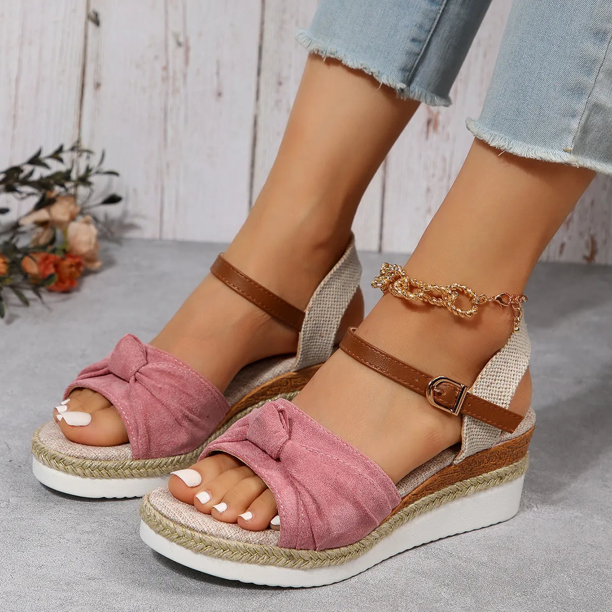 New thick-soled bow sandals for women with fabric upper, buckle fastening, and wedge sole in khaki colour