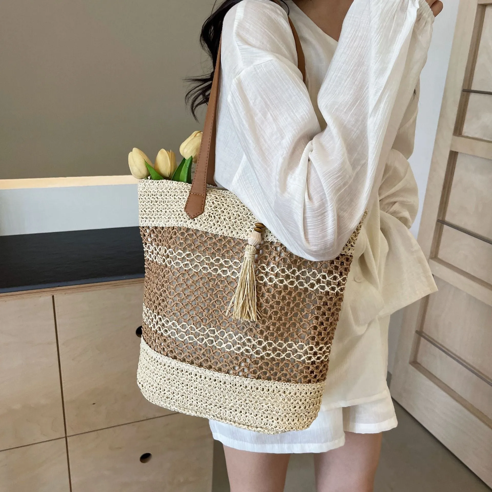 Summer straw shoulder bag with tassel pendant, large capacity, horizontal square shape, brown colour