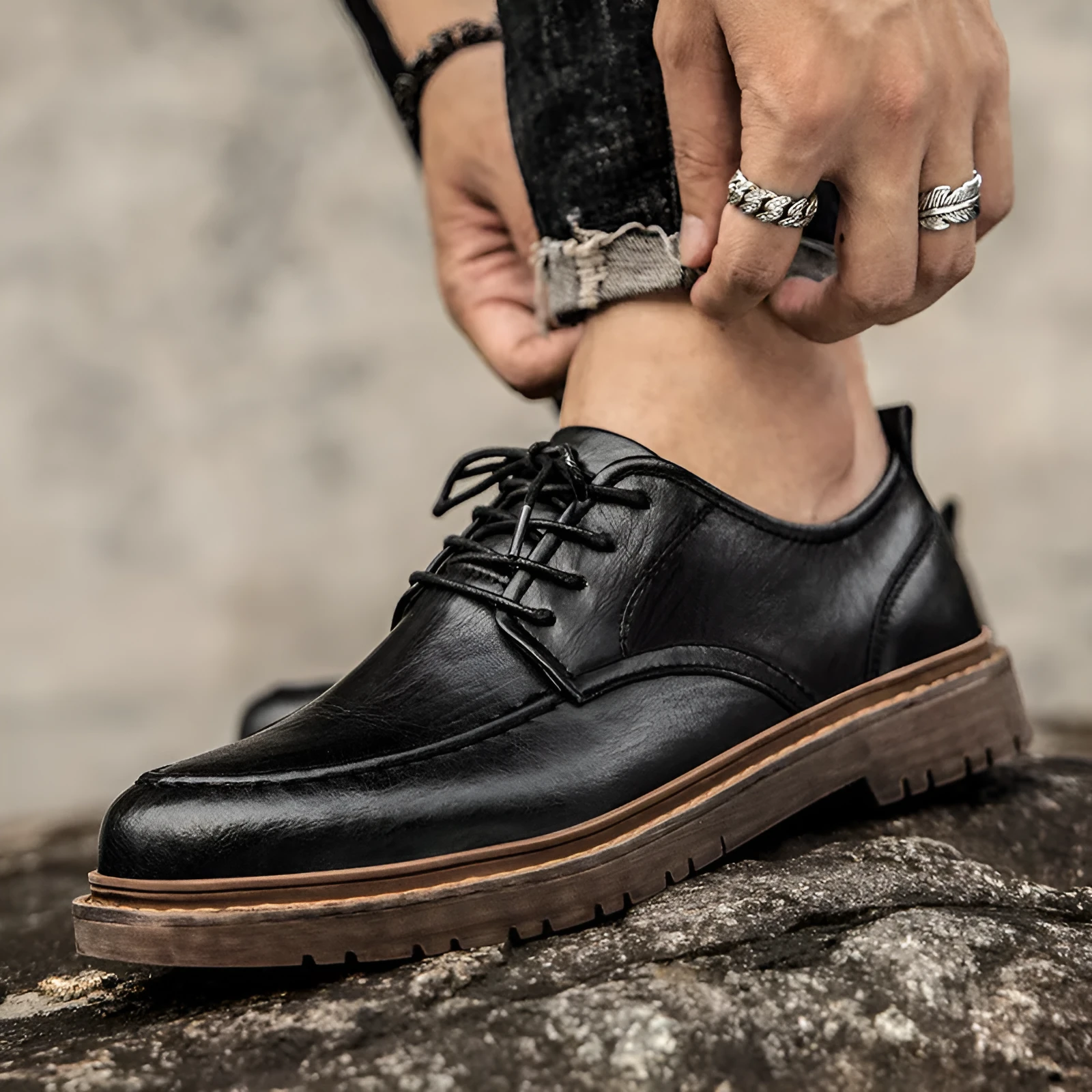 Brown low-top casual leather shoes with round toe and flat rubber sole on a white background.