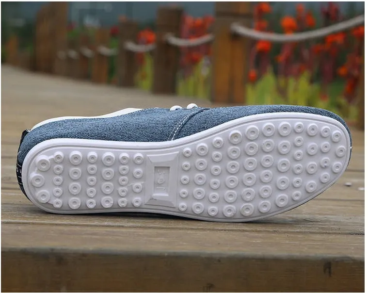 Men's casual peas shoes in blue with breathable mesh upper and rubber sole