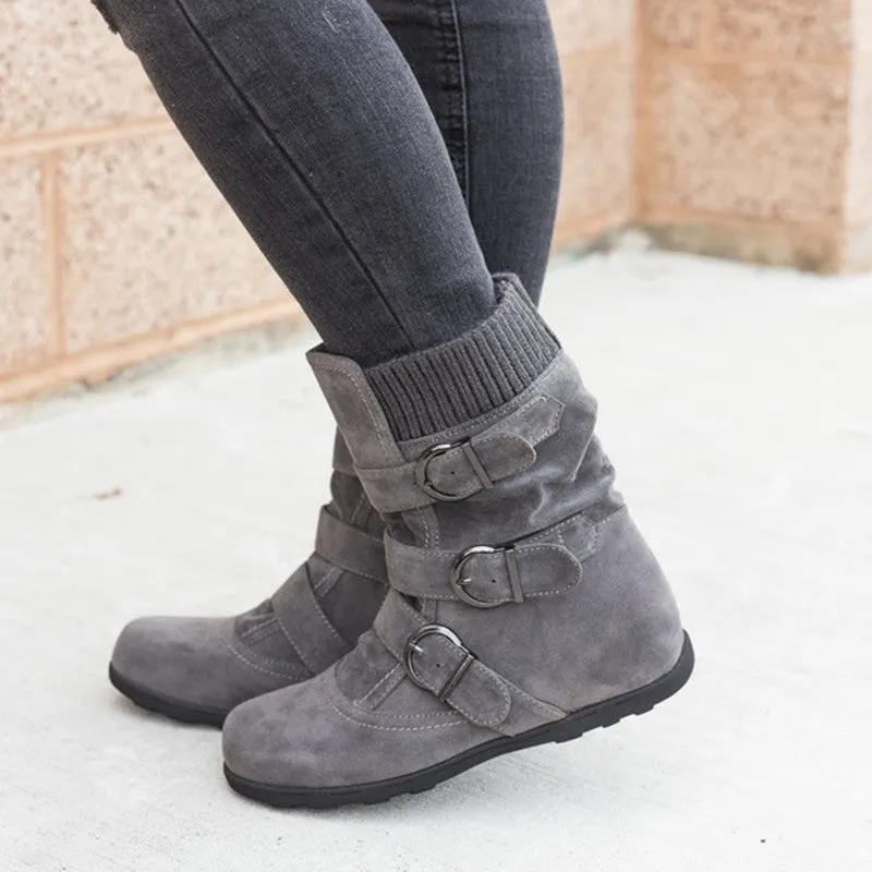 Casual winter boots with strap buckle, round toe, flat heel, cotton lining, in black colour