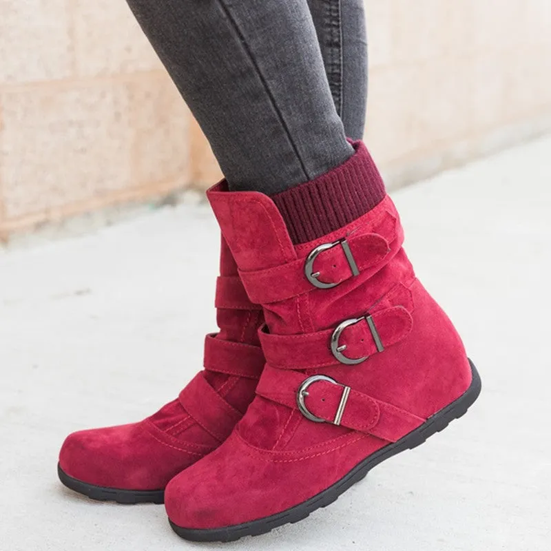 Casual winter boots with strap buckle, round toe, flat heel, cotton lining, in black colour