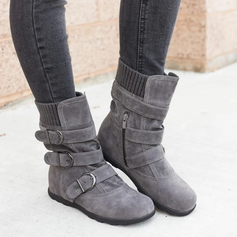 Casual winter boots with strap buckle, round toe, flat heel, cotton lining, in black colour