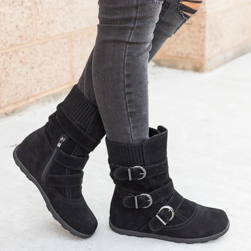 Casual winter boots with strap buckle, round toe, flat heel, cotton lining, in black colour