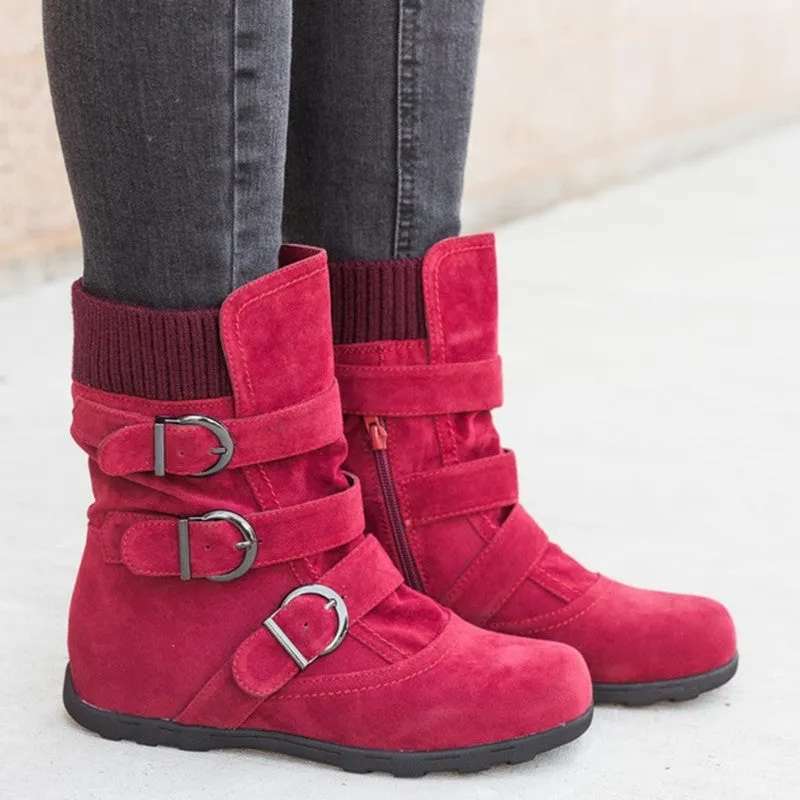 Casual winter boots with strap buckle, round toe, flat heel, cotton lining, in black colour