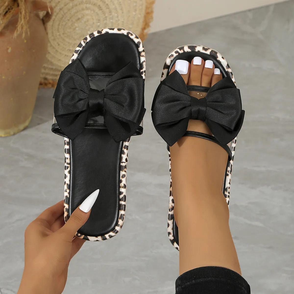Women's leopard print beach slippers with thick sole and round toe scaffold shape