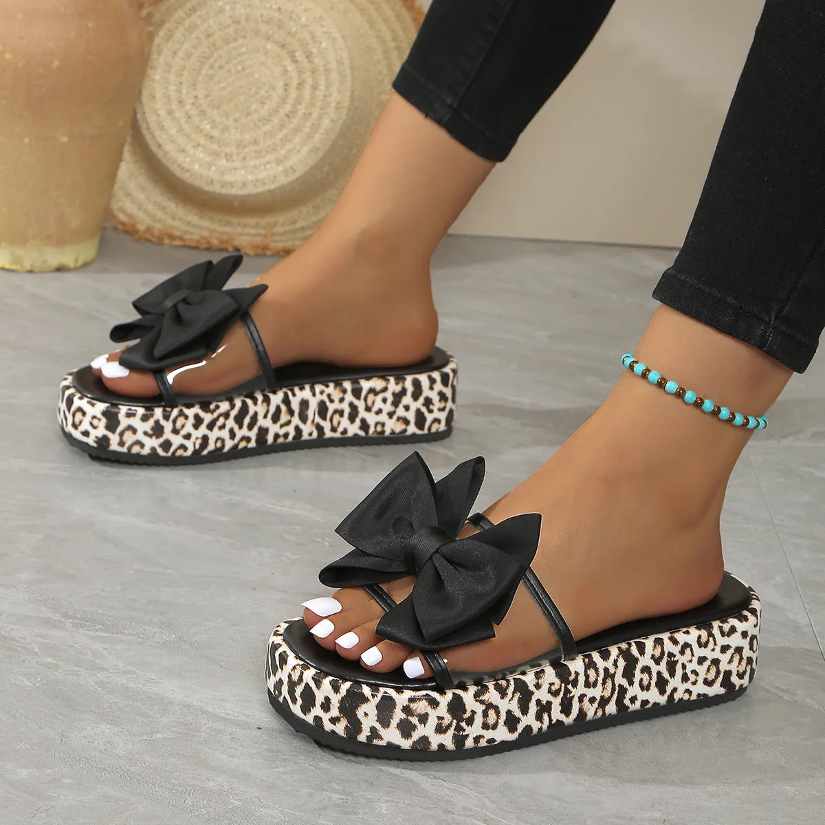 Women's leopard print beach slippers with thick sole and round toe scaffold shape