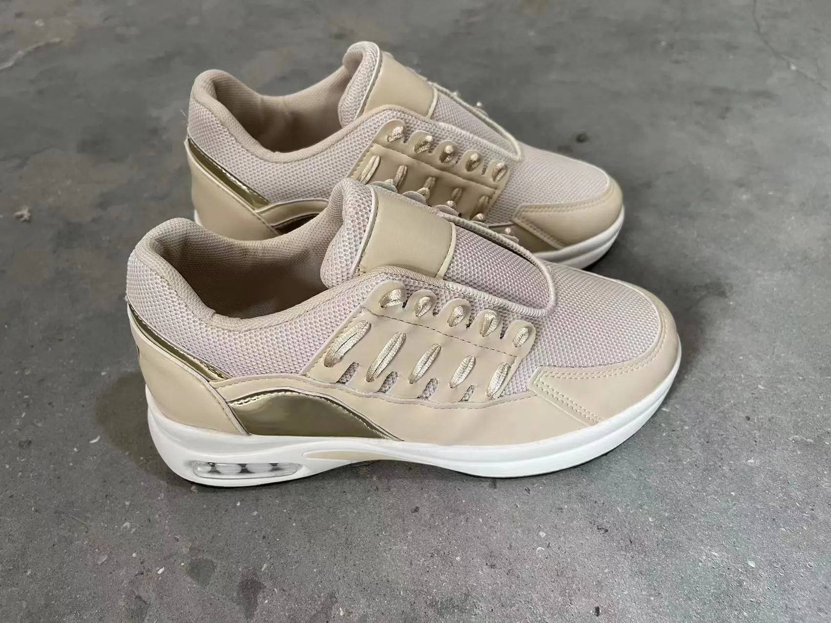 Lace up wedge heel running shoes for women with breathable mesh upper in low heel 1-3 cm round toe design