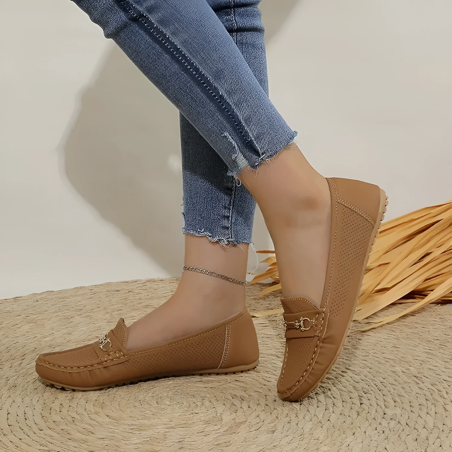 Women's casual flat shoes in thin plus size fit with artificial PU upper in three colour options