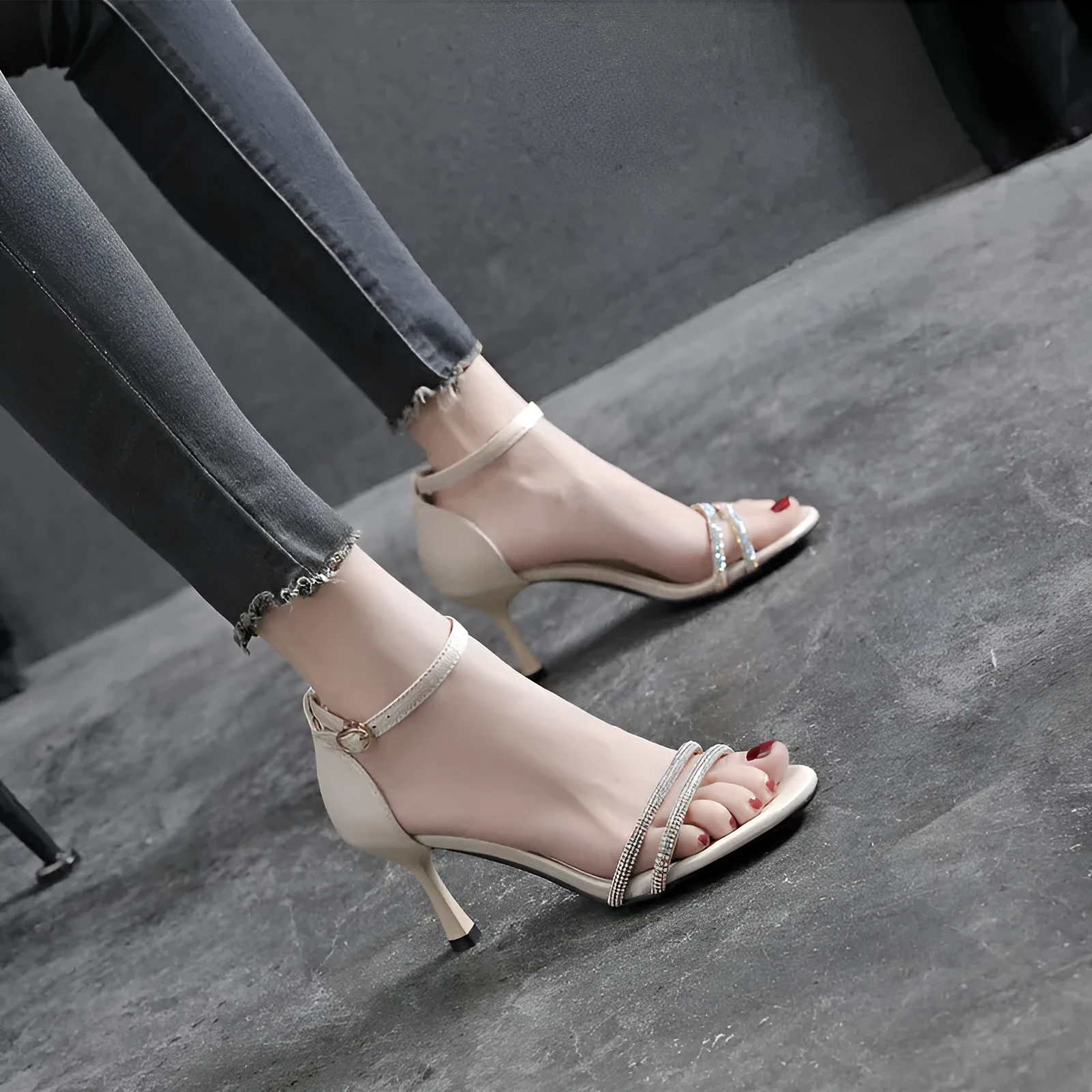 Women's satin high heel sandals, round toe, black, 5cm heel, on display