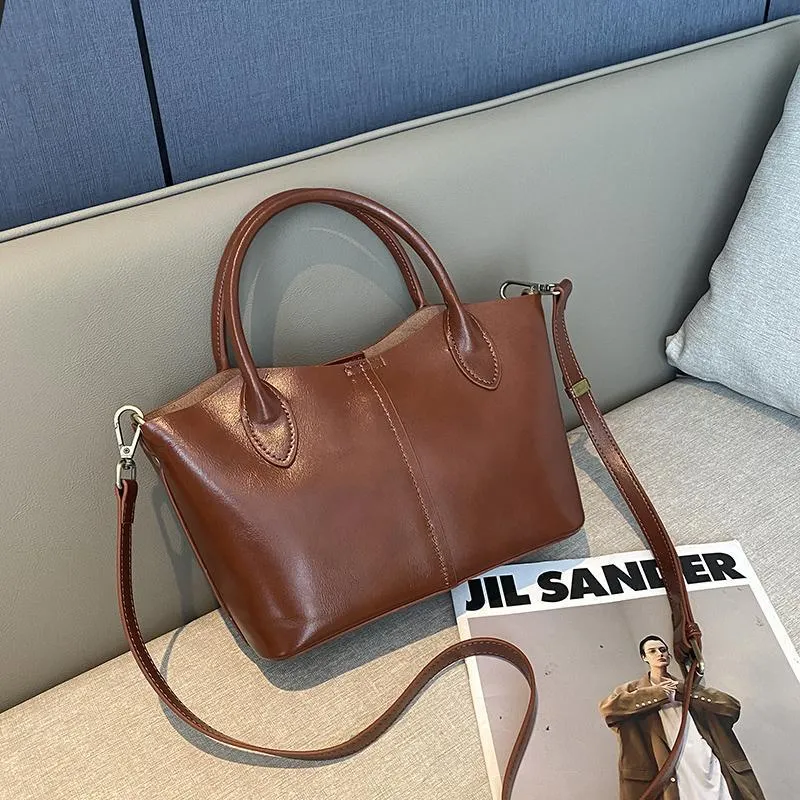 Shell-shaped women's crossbody handbag in genuine cowhide leather with sewing thread details, available in beige colour