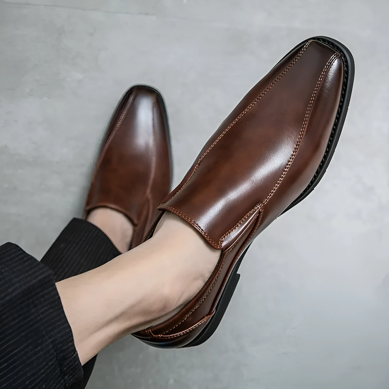 Men's black patent leather pointed toe casual shoes with a flat rubber sole