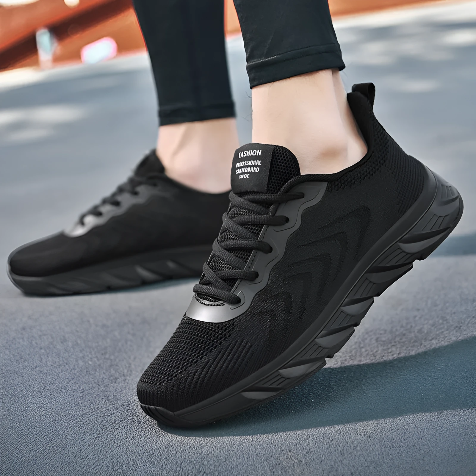 Mesh breathable casual shoes with rubber EVA sole in black and white, round toe, lace-up design