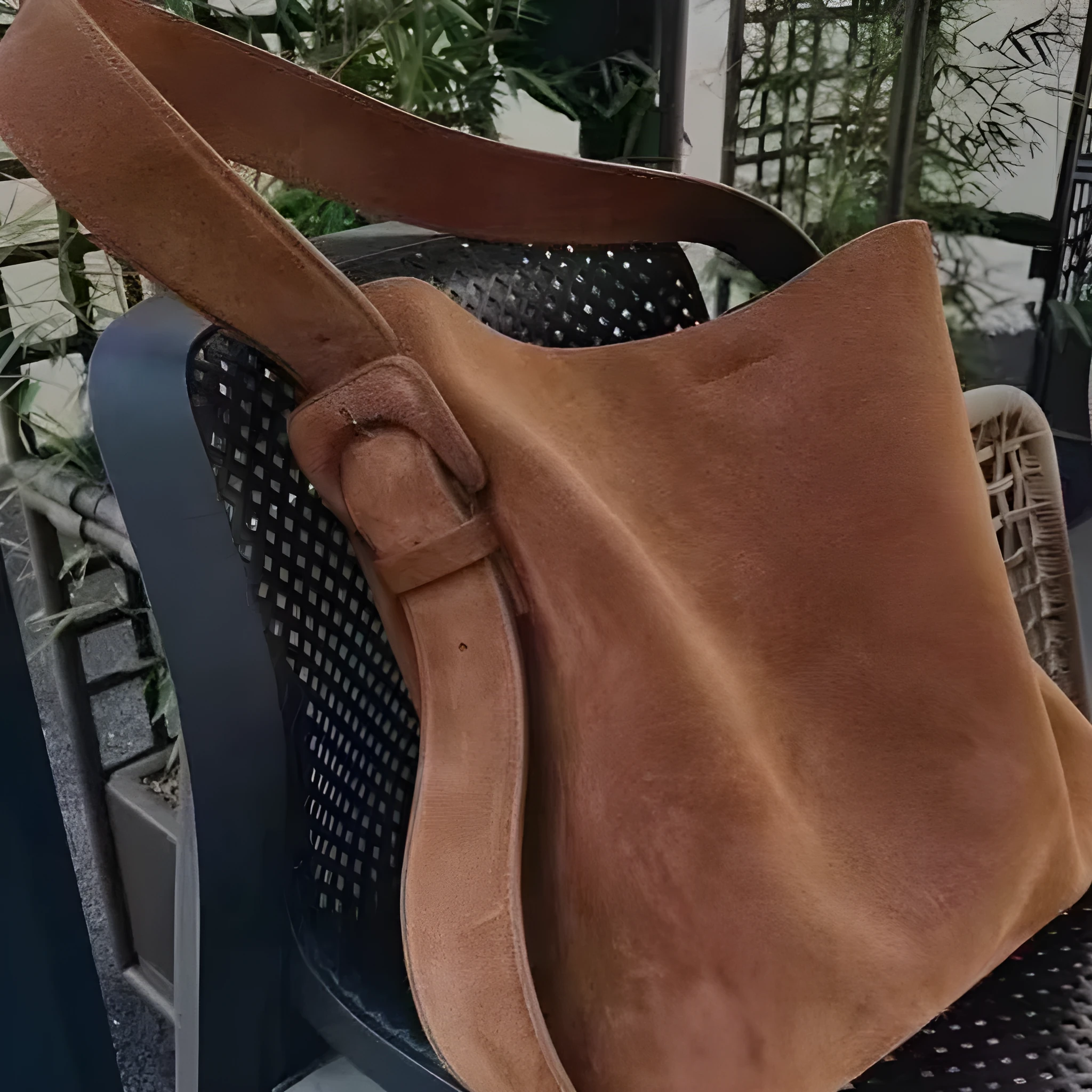Brown retro large capacity shoulder bag for women with sewing thread detail