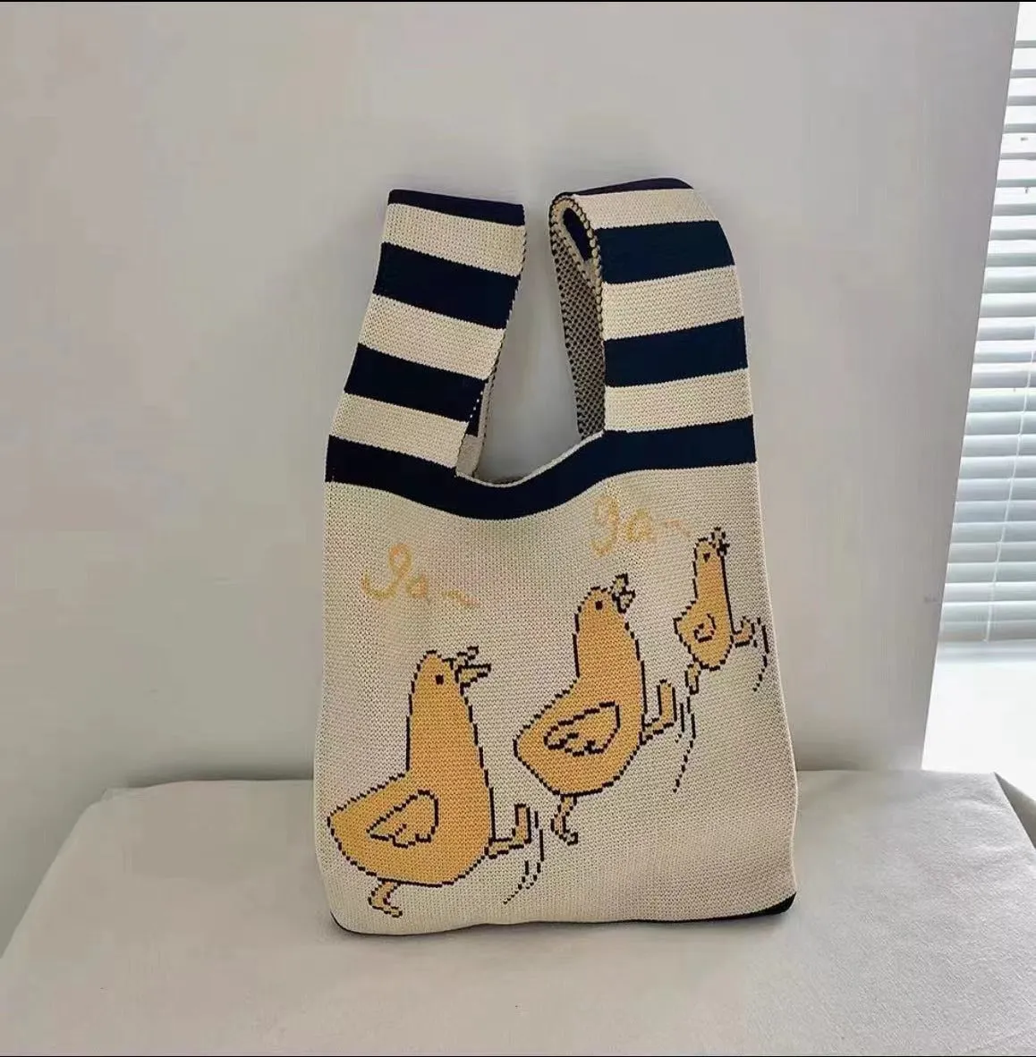 Women's knitted polyester casual handbag in beige with open outer pocket, 20cm x 35cm