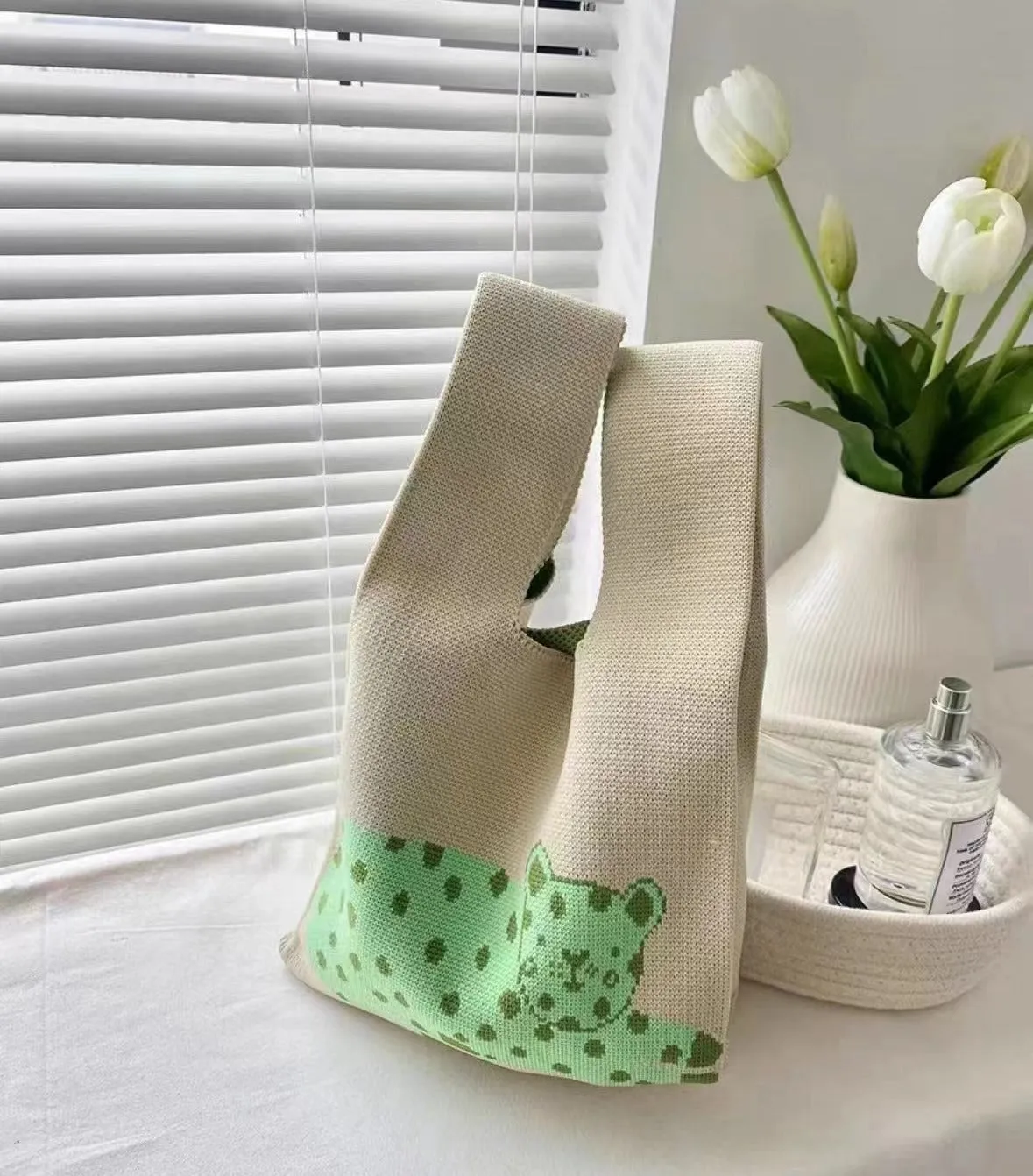 Women's knitted polyester casual handbag in beige with open outer pocket, 20cm x 35cm