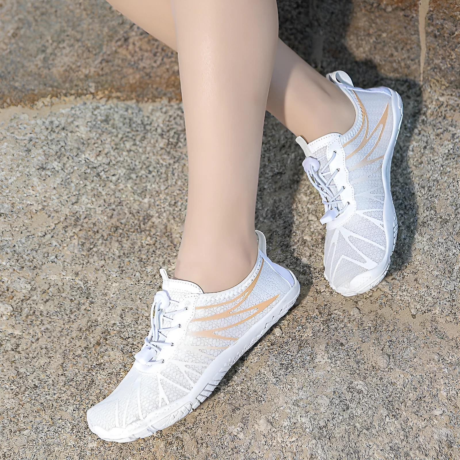 Men's and women's low-top breathable sports running shoes with a rubber sole in various colours