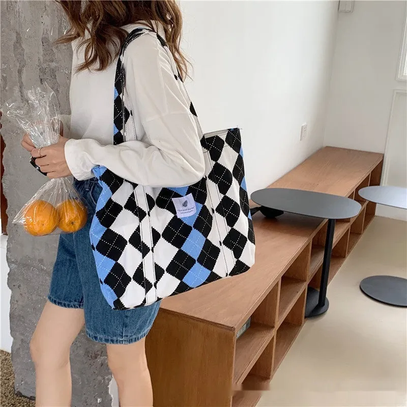 Women's large capacity oxford cloth shoulder bag with a three-dimensional front pocket.