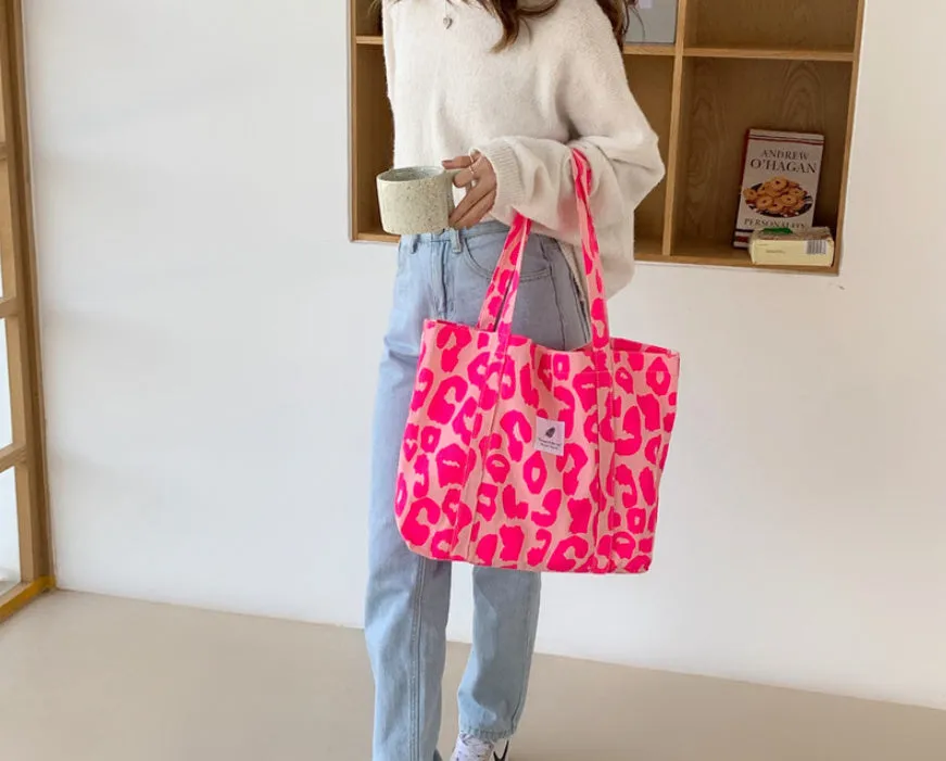 Women's large capacity oxford cloth shoulder bag with a three-dimensional front pocket.