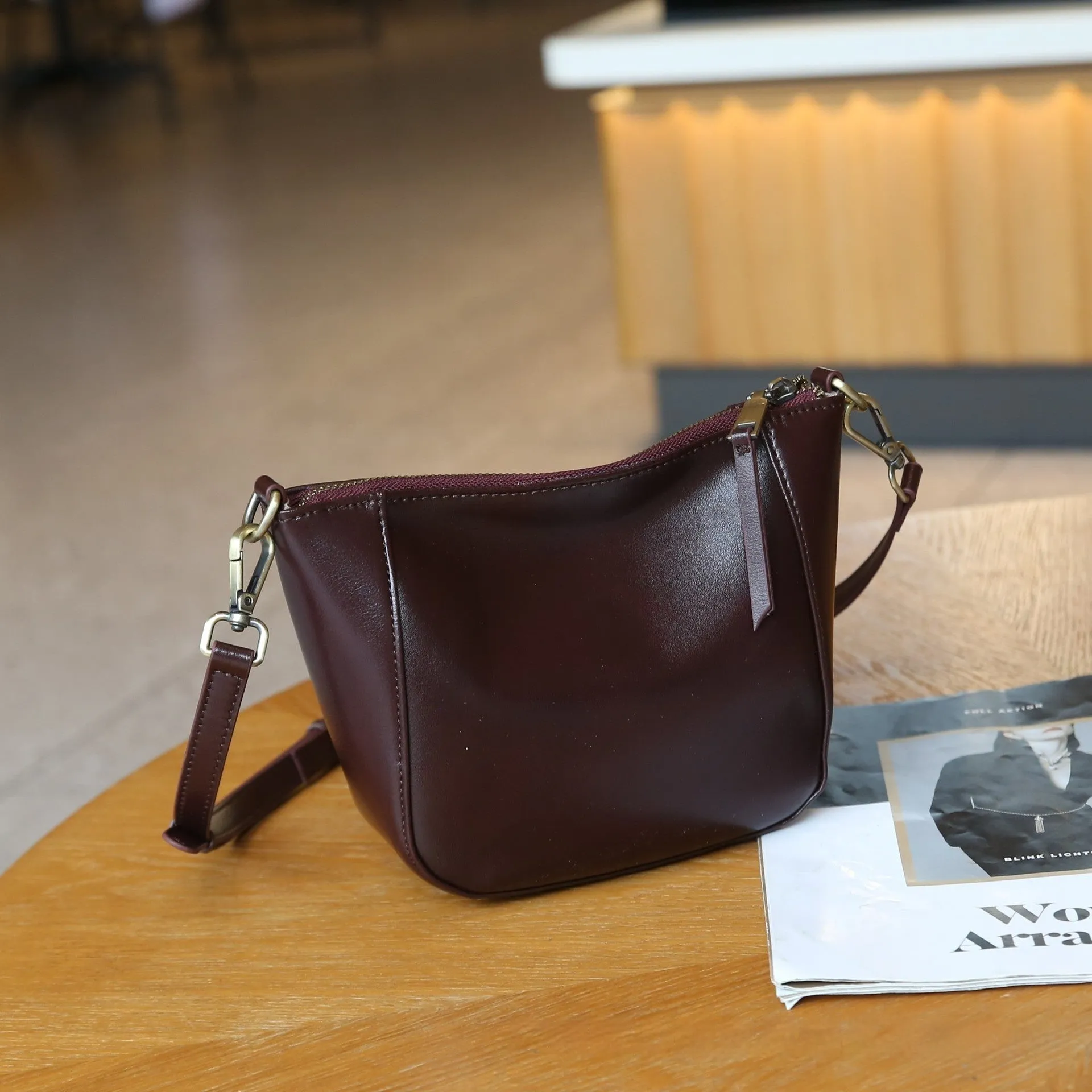 Ladies' top-grain leather handbag in vertical square shape with single strap, 18cm tall, in milk apricot colour