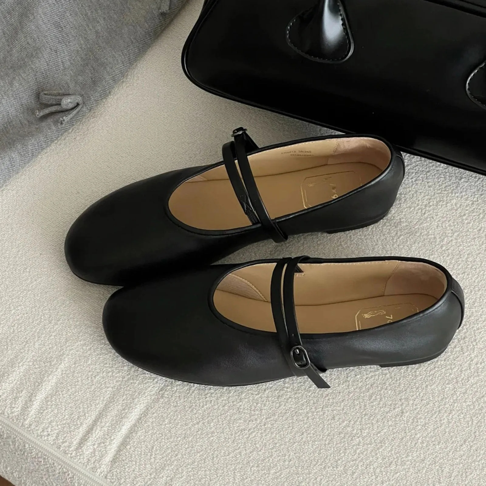 Soft retro Mary Jane shoes round toe shallow mouth black sheepskin low heel buckle fastening