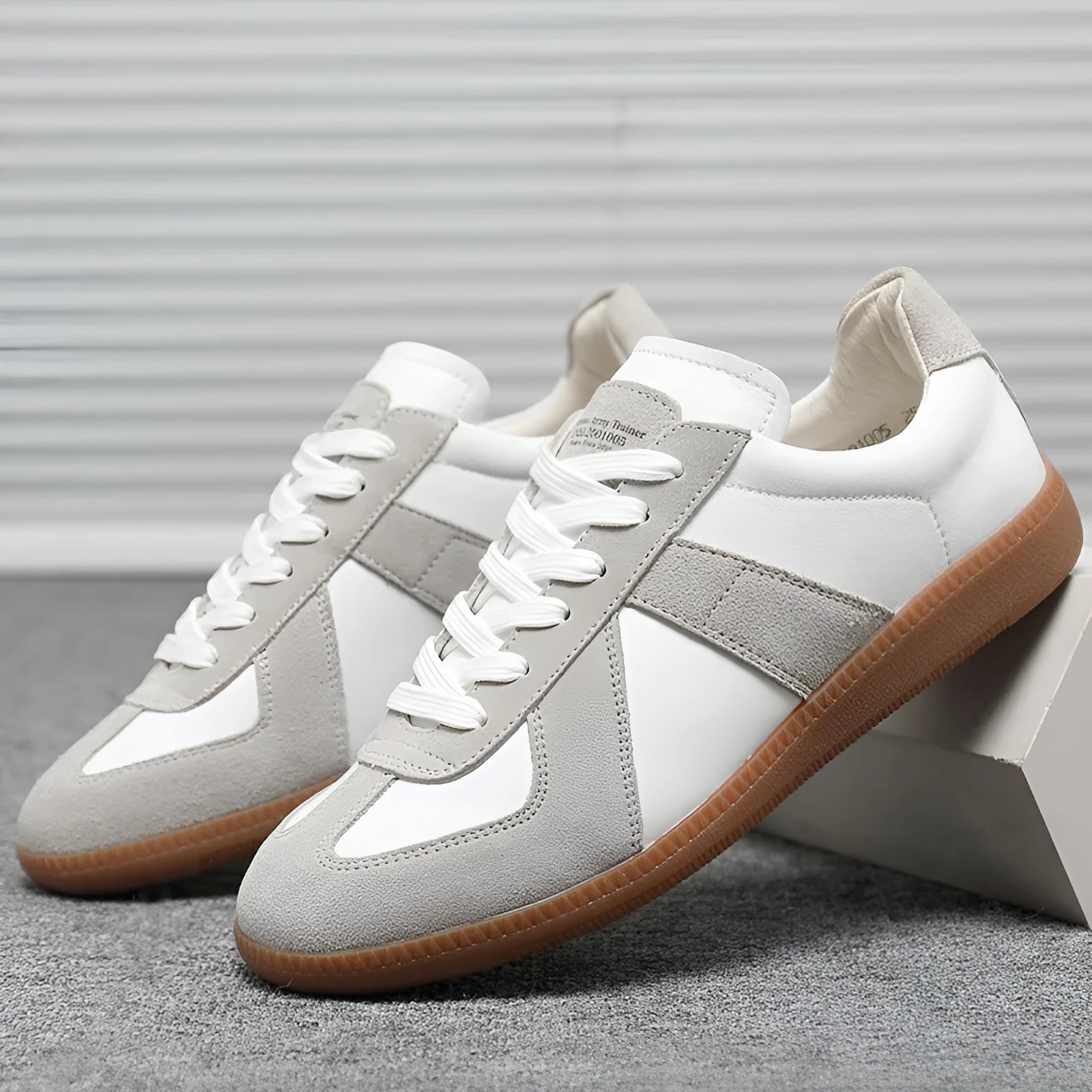 White retro Japanese-style low-top casual sneakers with round toe and flat rubber sole