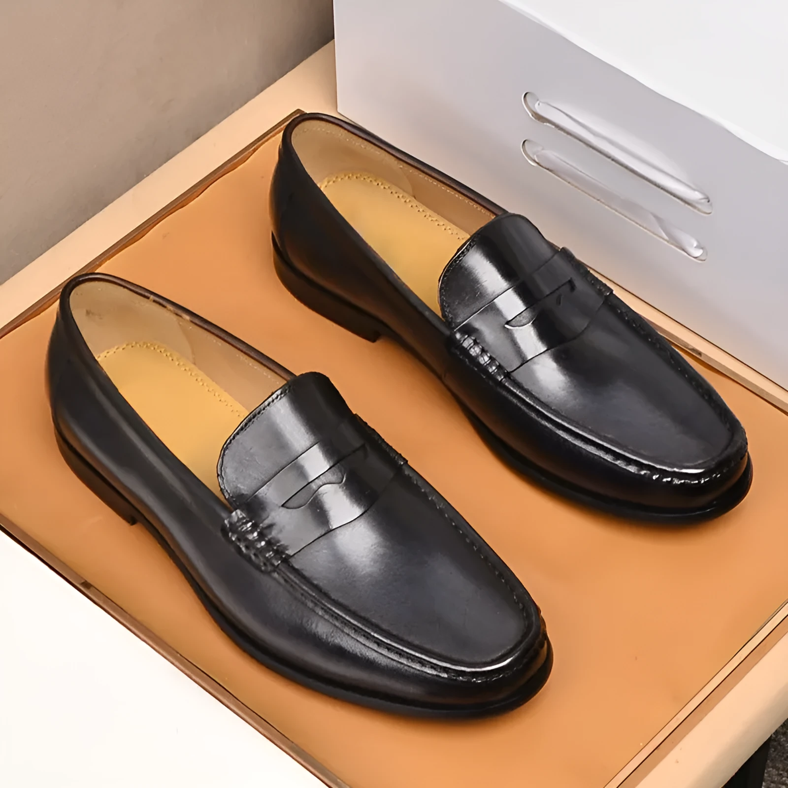 Men's breathable casual leather shoes in black with flat heel and first layer cowhide upper
