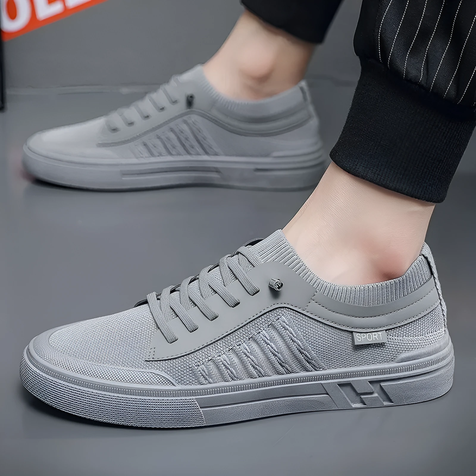 Men's casual skateboard shoes in solid colour with low top, flat heel, mesh lining, and injection-moulded sole