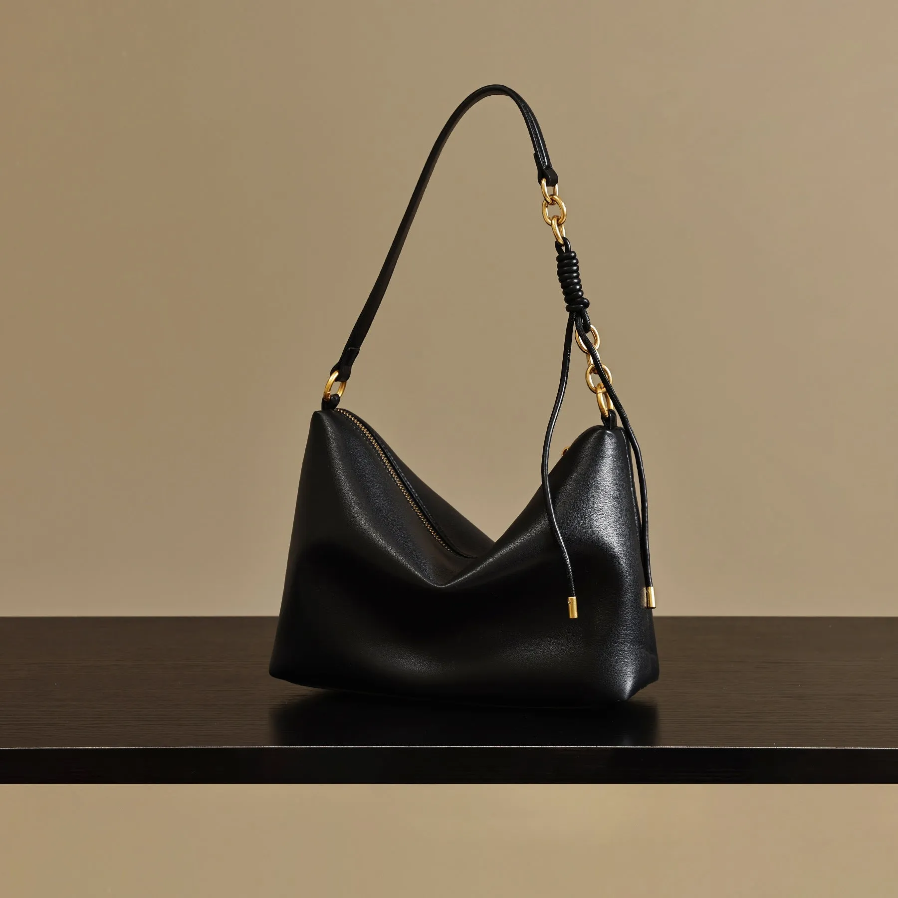Fashion shoulder underarm messenger bag in PU leather, black colour, size 27x9x18cm