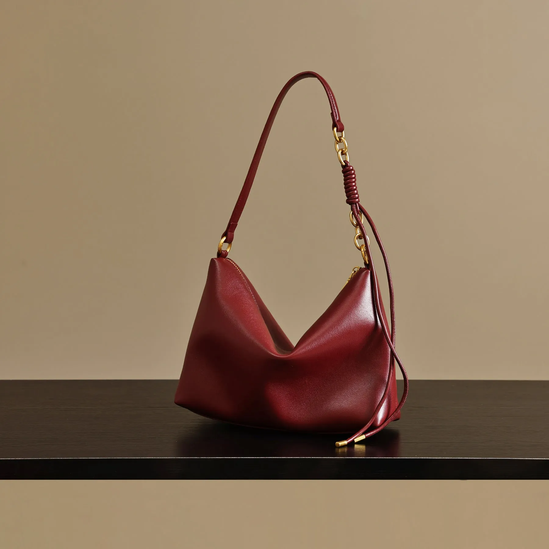 Fashion shoulder underarm messenger bag in PU leather, black colour, size 27x9x18cm