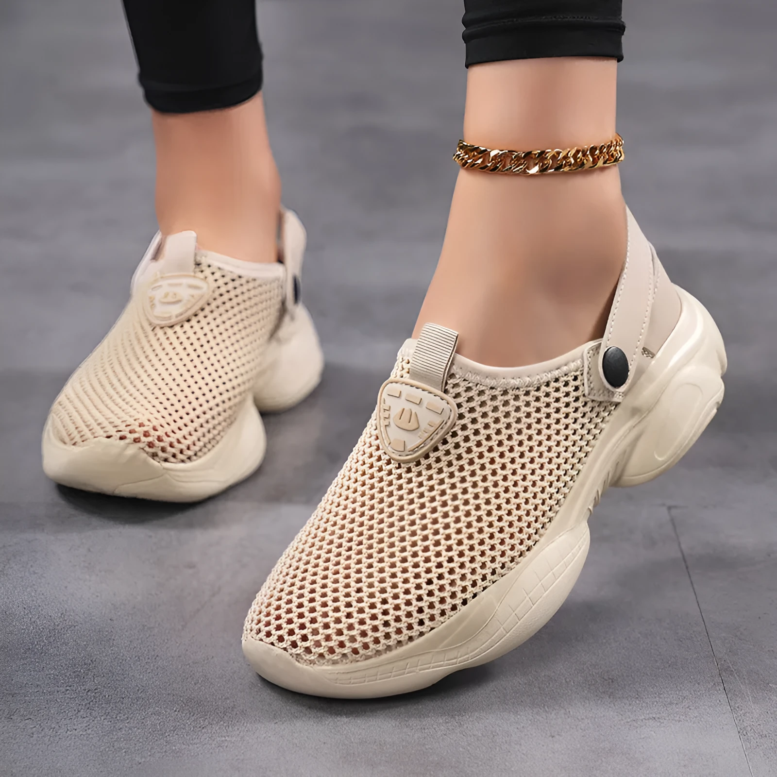 Women's casual sports sandal in beige with Flyknit upper and round toe holder
