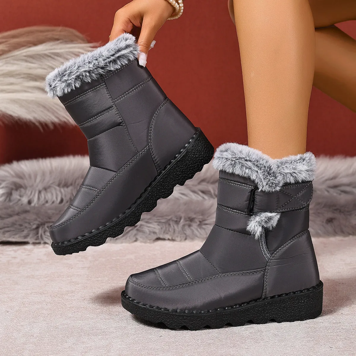 Women's snow boots in black with buckle fastening and round toe
