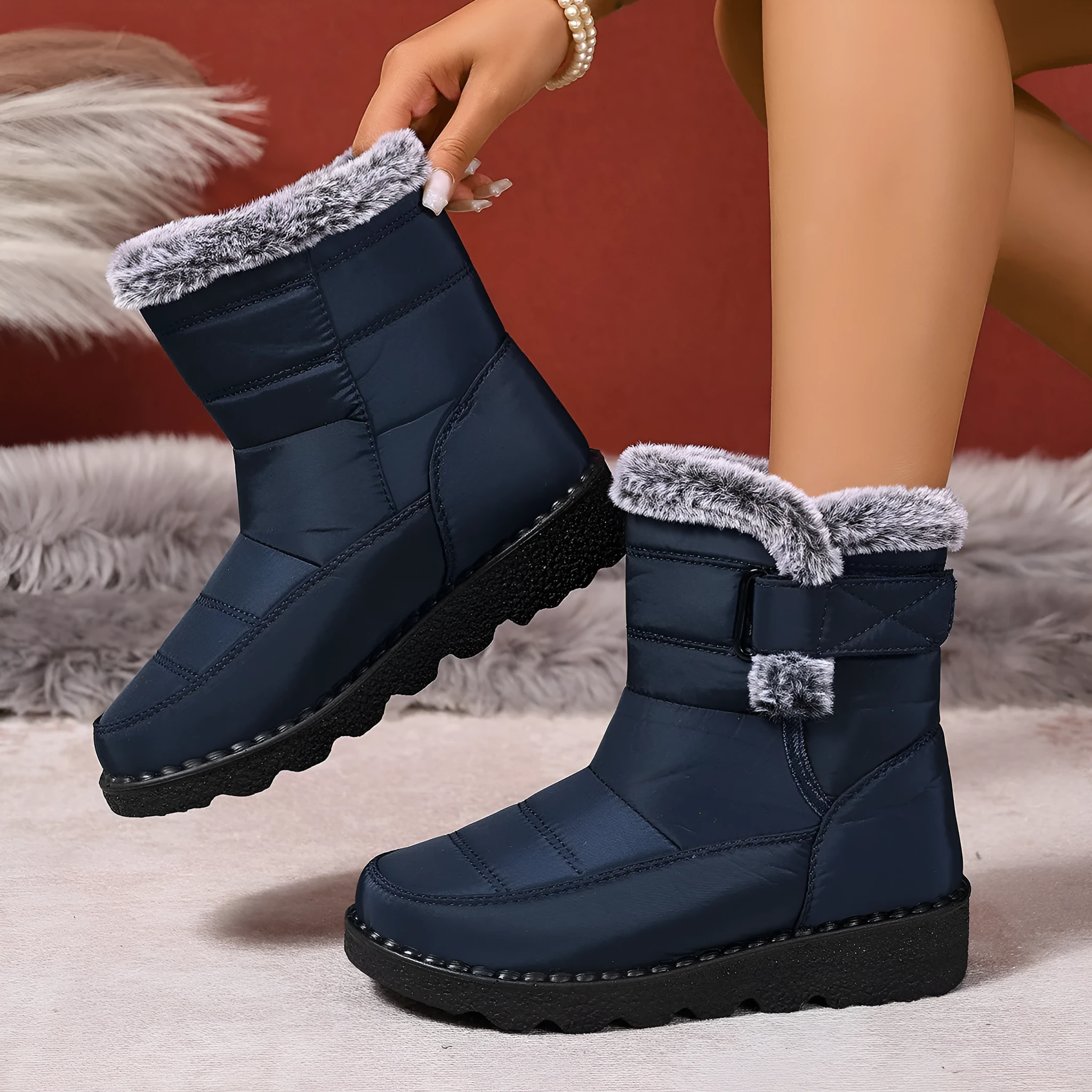 Women's snow boots in black with buckle fastening and round toe