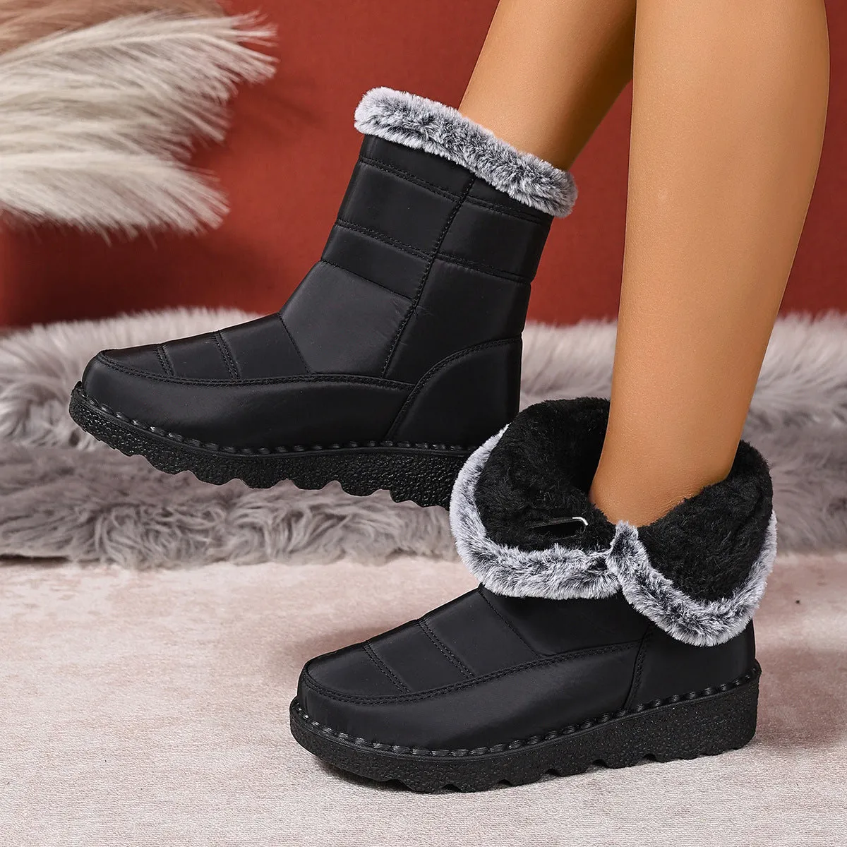 Women's snow boots in black with buckle fastening and round toe