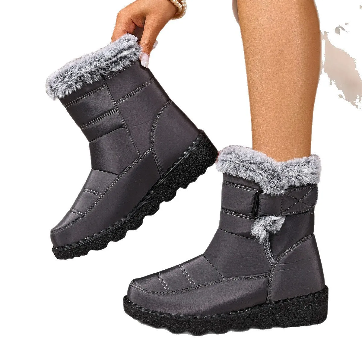 Women's snow boots in black with buckle fastening and round toe