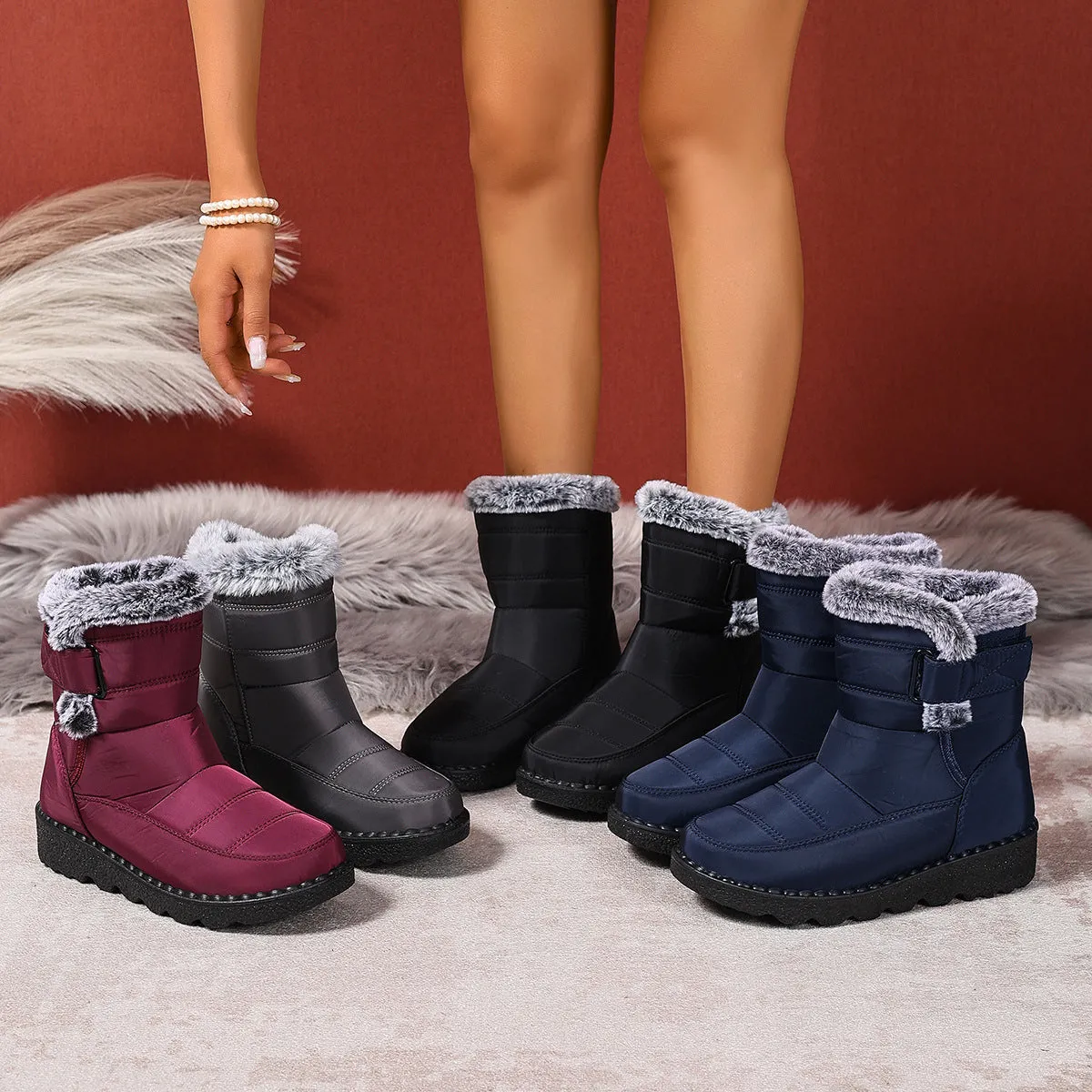 Women's snow boots in black with buckle fastening and round toe
