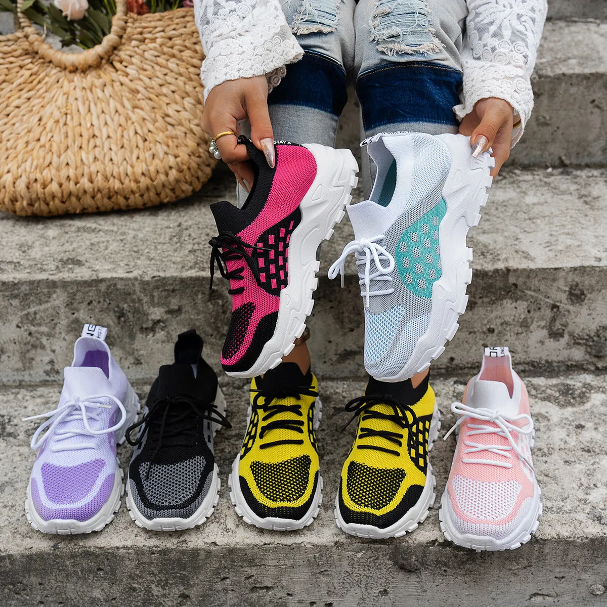 Women's breathable Flyknit casual sneakers, low-top, non-slip rubber sole, light pink colour