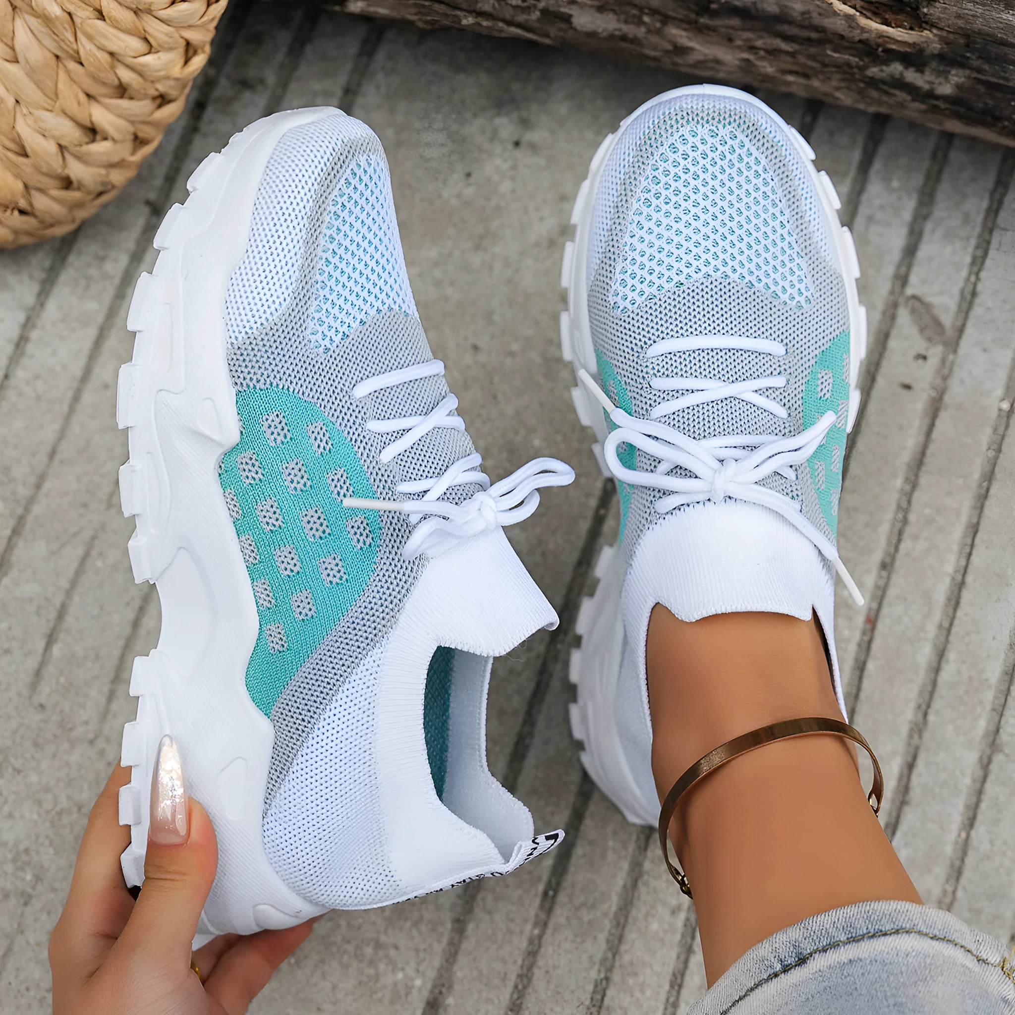 Women's breathable Flyknit casual sneakers, low-top, non-slip rubber sole, light pink colour